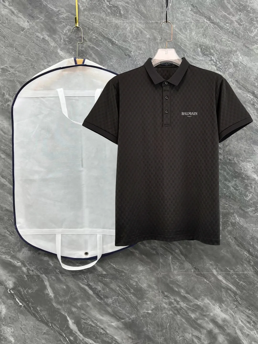 Premium Quality Balmain spring and summer full jacquard lapel short sleeves. This short sleeve is made of Tencel➕cotton fabric, with double jacquard all over. It is carefully made and the upper body is refreshing! Update your casual look. Exquisite tailoring, complete with three-label accessories. It is indeed very heavy-duty. It is a fashionable item. It is decorated with the brand LOGO on the front. It is genuine YB customized fabric and will never be faked. This piece looks really good when worn! Looks great with any combination! No gender distinction, same style for men and women Color: Black White Size: M L XL XXL XXXL